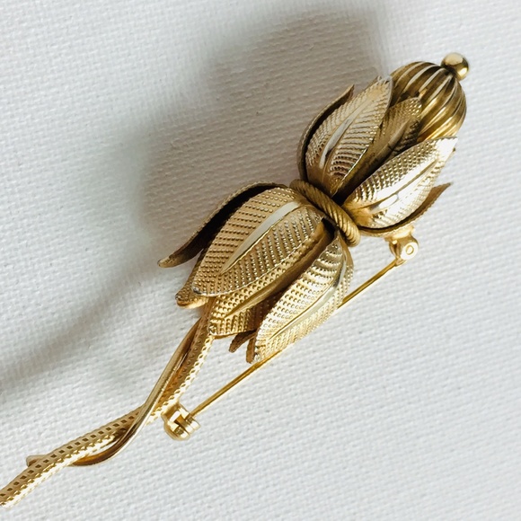 Vintage Goldtone Lotus Flower Brooch - Picture 7 of 8